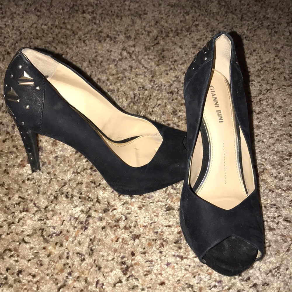 Peep toe gianni Bini heels